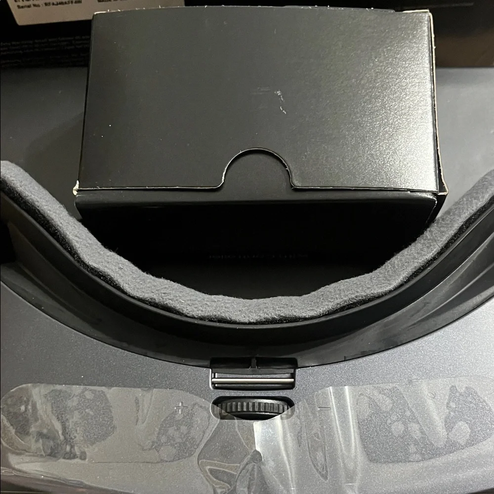 Samsung Gear VR Headset with Controller - Dark Gray - Picture 14 of 16